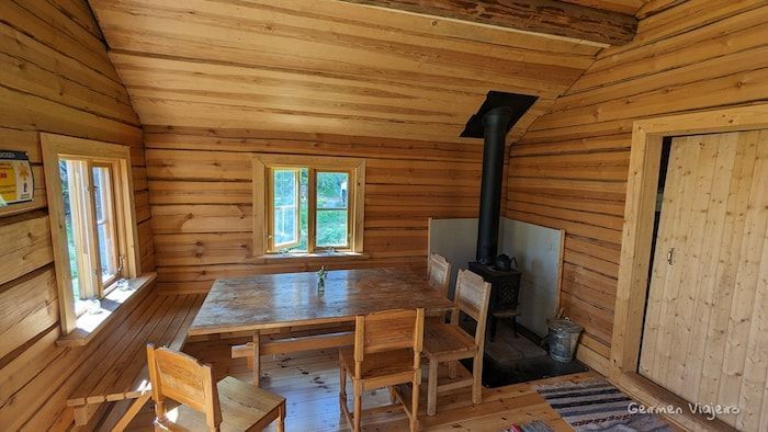 Ruta de senderismo Slåttdalsskrevan-Interior del refugio de la ruta de senderismo Slåttdalsskrevan