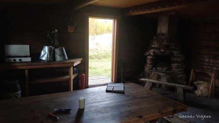 Ruta de senderismo Iglesia Pielpajärvi Finlandia-Interior del refugio